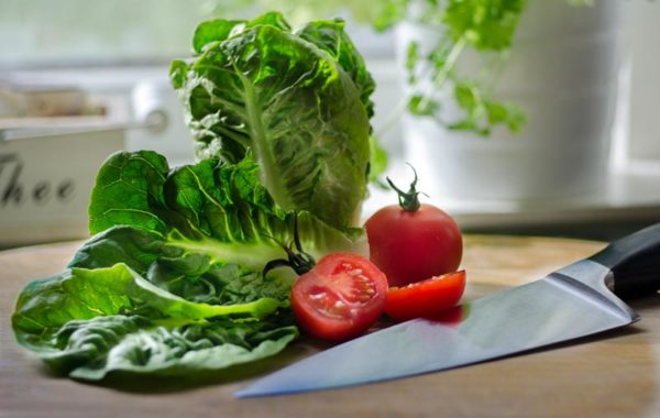 tomatoes-lettuce-knife